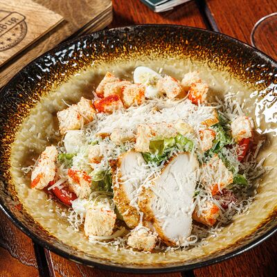 Цезарь с филе цыпленка в Моравия по цене 490 ₽