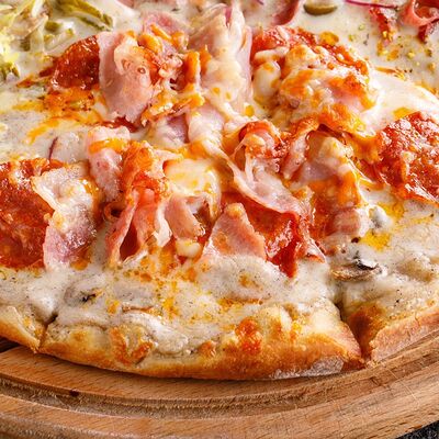 Пицца с ветчиной, беконом, пепперони и трюфельным соусом в Puberty по цене 880 ₽