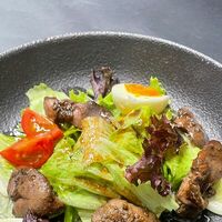 Тёплый салат с куриной печенью в Ribs