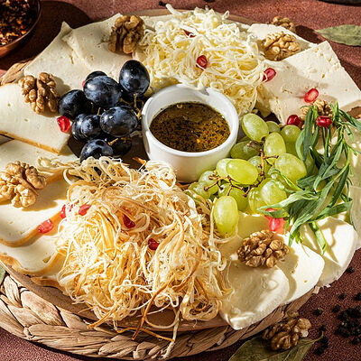 Ассорти домашних сыров в Джонджоли по цене 1190 ₽