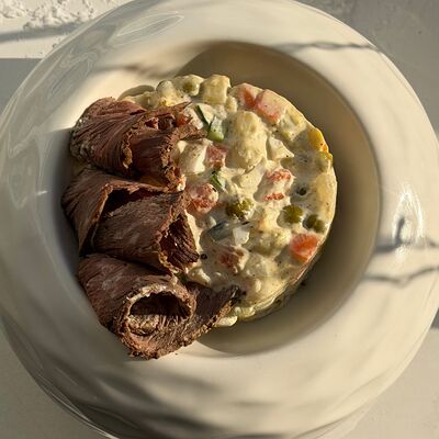 Оливье с ростбифом в Гости по цене 650 ₽