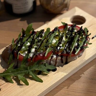 Брускетта с томатами и страчателлойв Искра по цене 730 ₽