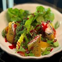 Тропический салат с теплым роллом из лосося в НА ЛУНЕ