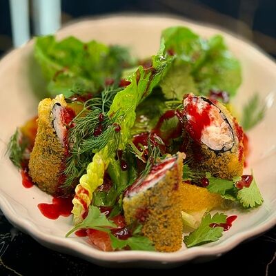 Тропический салат с теплым роллом из лосося в НА ЛУНЕ по цене 790 ₽