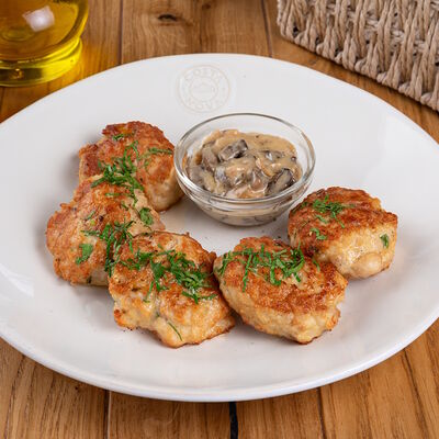 Куриные оладьи с грибным соусом в Сыроварня по цене 790 ₽