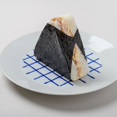 Онигири с тунцомв NYUSURI корейская кухня по цене 335 ₽