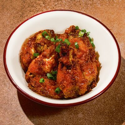 Куриные крылья в соусе Кунг Пао в Антрекот по цене 680 ₽