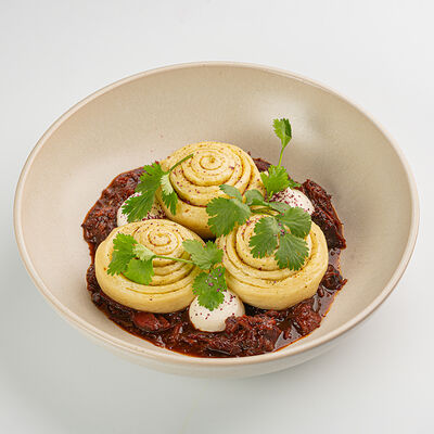 Слоеный хинкал с щечками теленка и каймаком в Южанин по цене 194000 сум