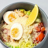 Салат с авокадо, курицей и беконом в Il SUSh-ka