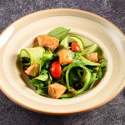 Салат с жареной форелью в Мускат по цене 895 ₽