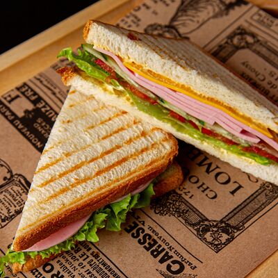 Сэндвич с ветчиной и сыром в Шницель по цене 395 ₽