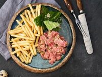 Тартар из тунца c картофелем фри в Mojo