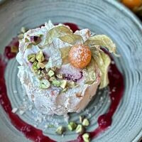 Меренговый рулет с малиной и фисташками в Паровозовъ