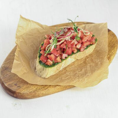 Брускетта с авокадо и томатами в M-City resto grill bar по цене 450 ₽