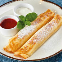 Блинчики с творогом и сметаной с клубничным соусом в Пицца Темпо