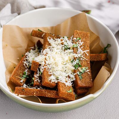 Гренки с чесноком и сыром сулугуни в Чайхана Пахвала по цене 340 ₽