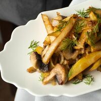 Жареный картофель с грибами и луком в Опера