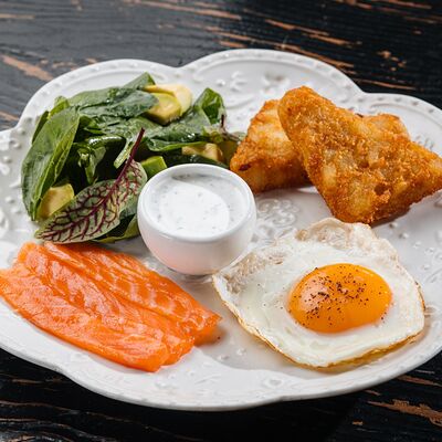 Хашбраун с лососем и глазуньей в Just Bar & Kitchen по цене 680 ₽