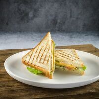 Сэндвич с копченой курицей в CAFE BREAKFAST & LUNCH