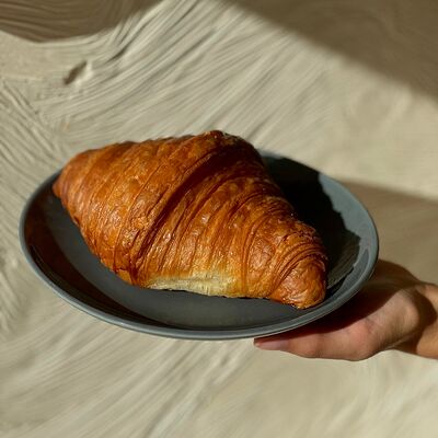 Круассан классический в Zanoza Kруассантерия по цене 300 ₽