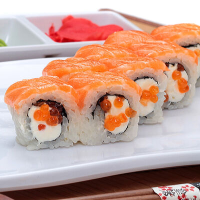 Ролл Филадельфия с икройв Sushiwoker по цене 990 ₽