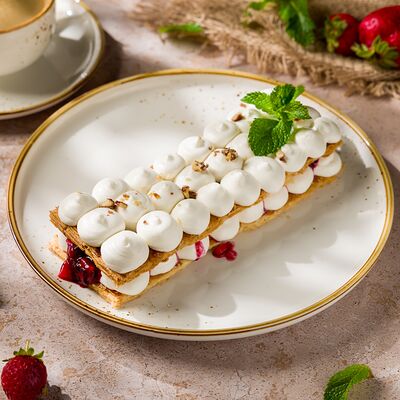 Мильфей с клубникойв Чакапули по цене 540 ₽