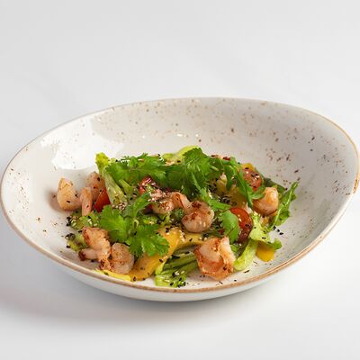 Салат с тигровыми креветками, авокадо и манго в Kitchen по цене 650
