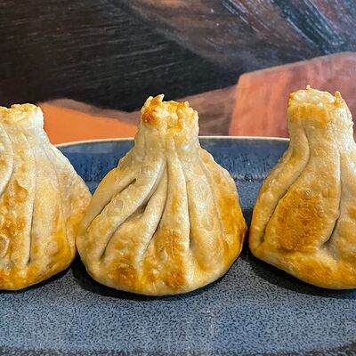 Жареные хинкали с курицей в Сандро по цене 710 ₽