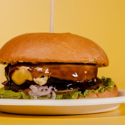 Гамбургер с говяжьей котлеткой в ГУГОЛ_BOOM по цене 500 ₽