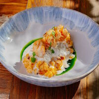 Скрембл со страчателлой и креветками в Сыроварня