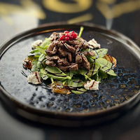 Теплый салат с куриной печенью в Noir lounge