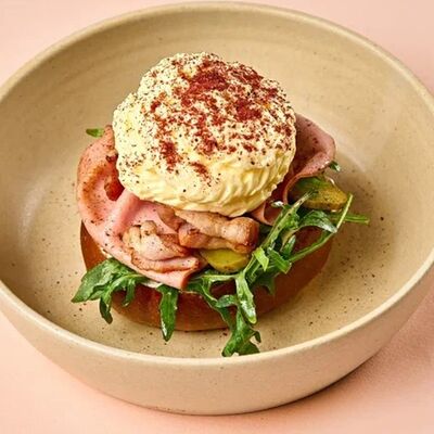 Бенедикт с беконом и колбасой в Mike&Molly по цене 675 ₽