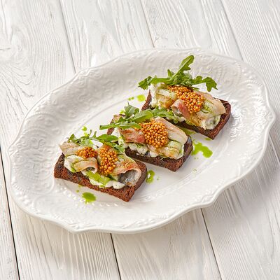 Брускетта с балтийской килькой в Пармезан по цене 585 ₽