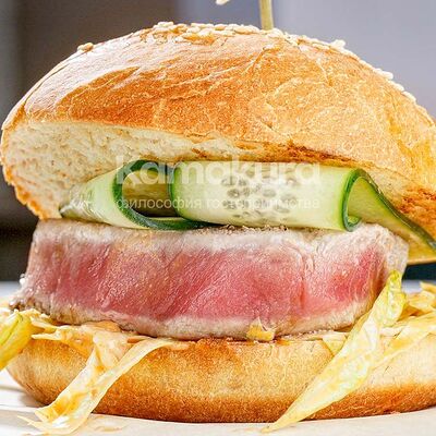 Бургер с тунцом и соусом кимчи в Kamakura по цене 935 ₽