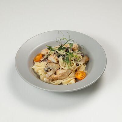 Паста с курицей и грибами в Золотой причал по цене 480 ₽