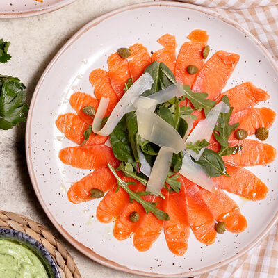 Лепестки слабосоленой форели с рукколой и пармезаном в Papa Carlo по цене 680 ₽