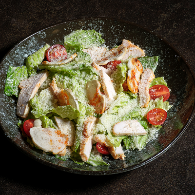 Салат Цезарь с курицей в Фабрика по цене 620 ₽