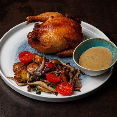 Цыплёнок корнишон с молодым картофелем в Doge по цене 980 ₽