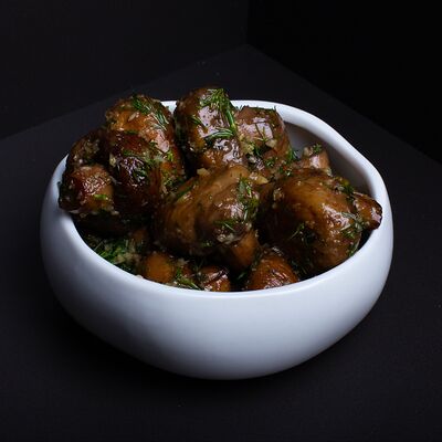 Шампиньоны с чесночным соусом в Рябинушка по цене 395 ₽