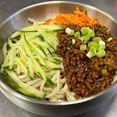 Рубленая свинина с лапшой по-пекински в Цзао Ван по цене 625 ₽