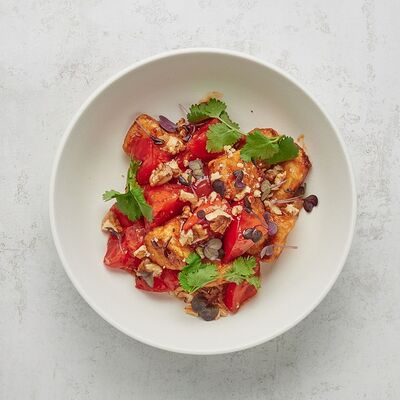 Салат с хрустящими баклажанами и томатамив Merzen по цене 430 ₽