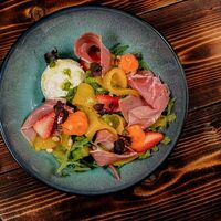 Салат из пармы с рикоттой, тыквенным пюре и пряной грушей в The River Restaurant