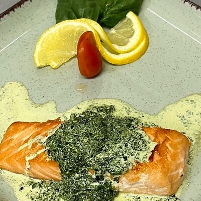 Стейк из семги в соусе из шпината и сливок в Кинто по цене 2010 ₽