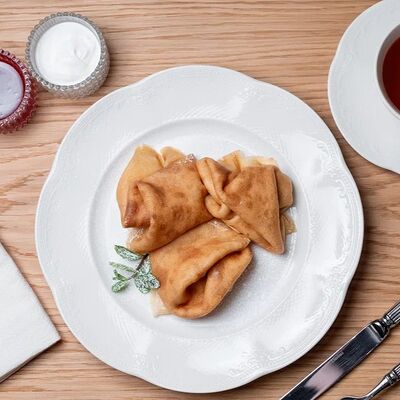 Тонкие домашние блины со сметаной и джемом в Болконский по цене 465 ₽