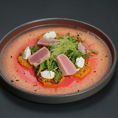 Салат с опалённым тунцом, апельсином и рикоттой в Монтенегро по цене 750 ₽