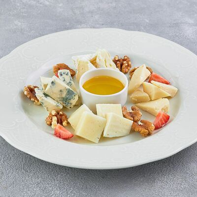 Ассорти из сыров в Царь по цене 1390 ₽