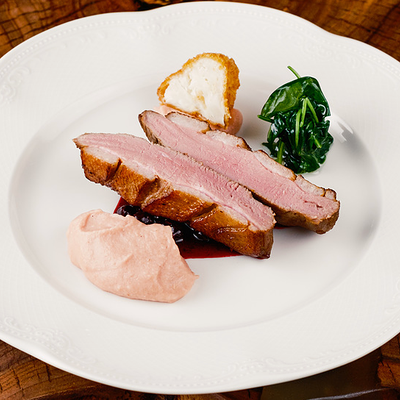 Утиная грудка, яблочное пюре, цветная капуста, соус из черной смородины в Съели Сумели по цене 1320 ₽