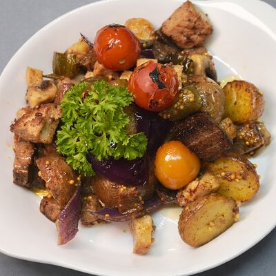 Жареха с тремя видами мяса и грибами в Мёд и Масло по цене 1116 ₽