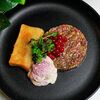 Дымный тартар из говядины с картофельным гратеном и эспумой из жареного лука в Ресторан Строгов по цене 850