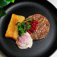 Дымный тартар из говядины с картофельным гратеном и эспумой из жареного лука в Ресторан Строгов